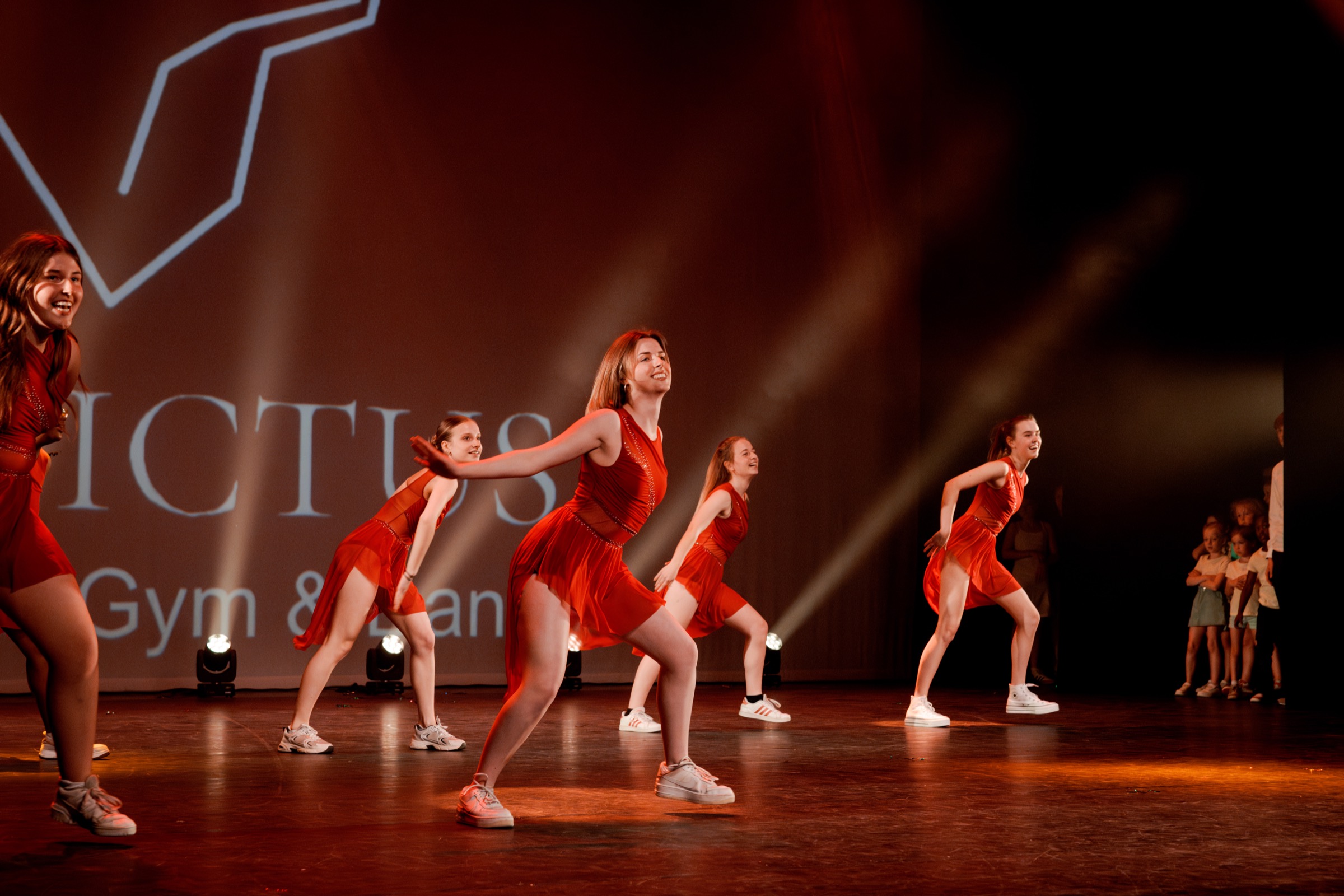 Invictus showteam op het podium